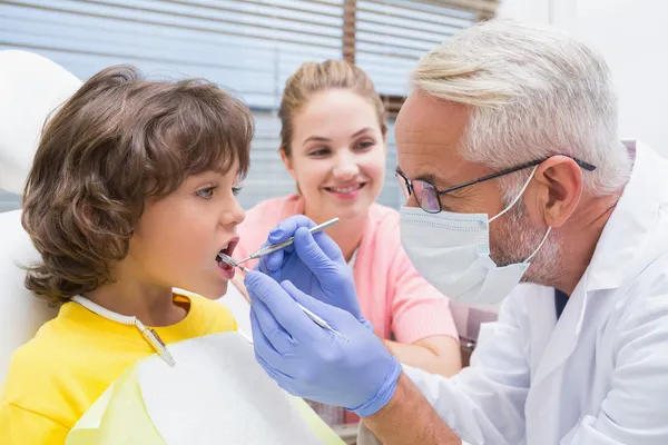 Dentist examining boys teeth — Stock Photo, Image