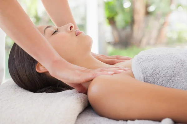 Schön brünette genießen massage — Stockfoto