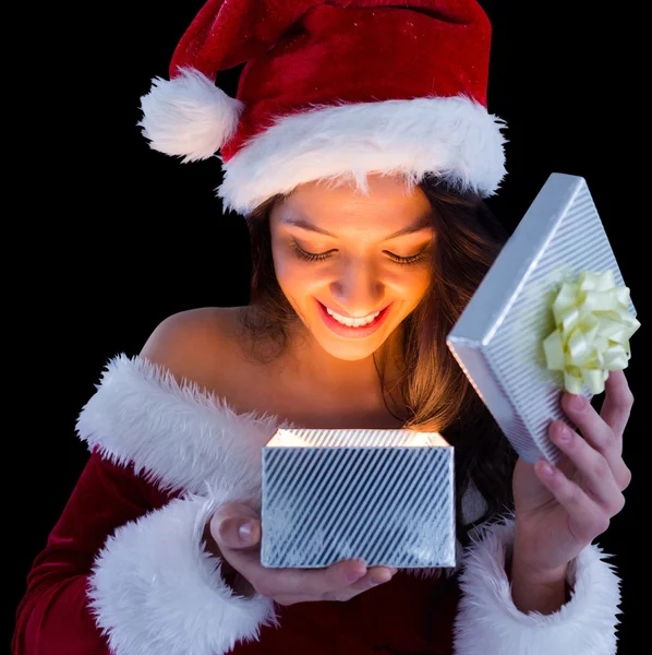 Bonita morena en traje de santa regalo de apertura — Foto de Stock