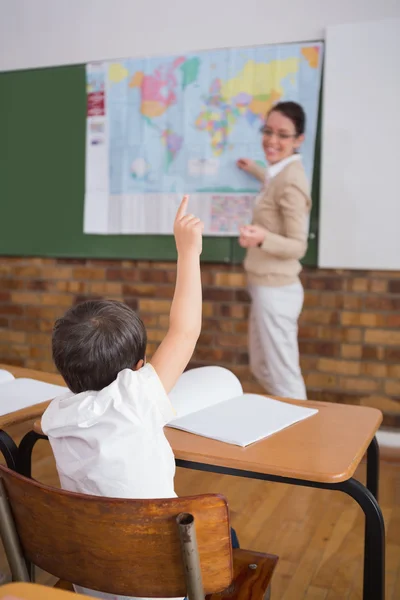 Leerlingen luisteren naar hun leraar op kaart — Stockfoto