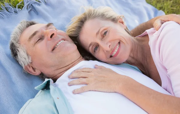 Gelukkige senior paar knuffelen op deken — Stockfoto