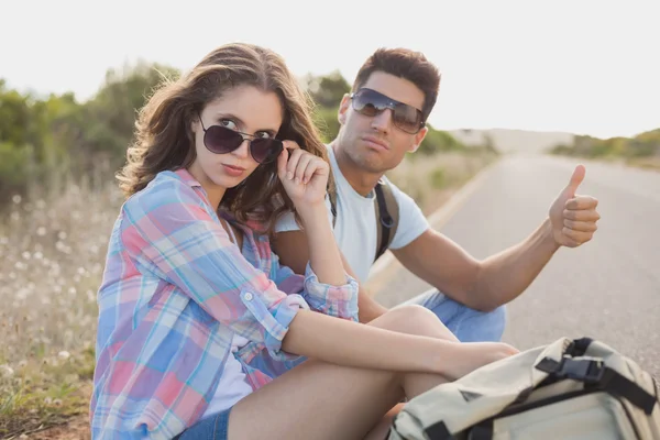 Couple auto-stop sur route de campagne — Photo