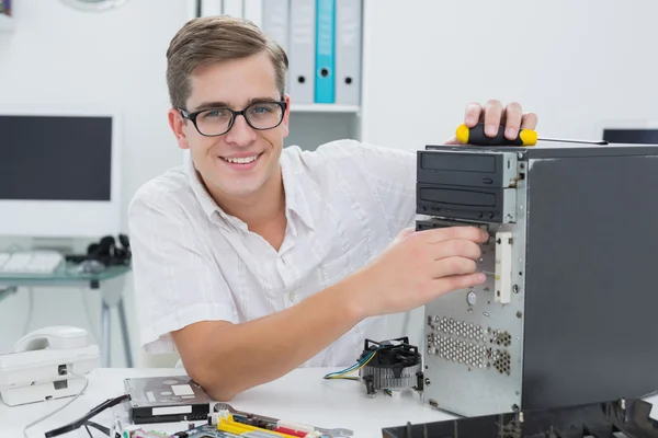 Jovem técnico trabalhando em computador quebrado — Fotografia de Stock