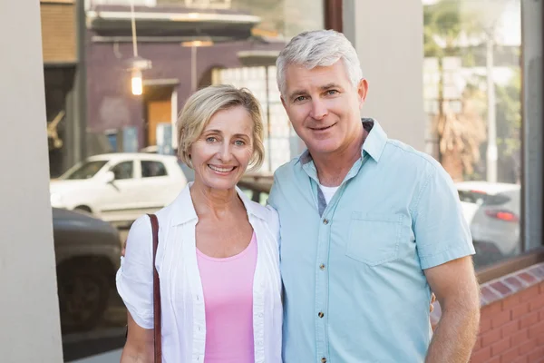 Glad äldre par ler mot kameran i staden — Stockfoto