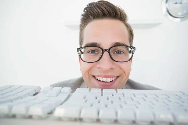 Bilgisayarda çalışan gülümseyen iş adamı — Stok fotoğraf