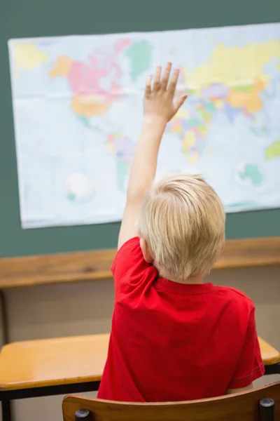 Alumno levantando la mano en el aula — Foto de Stock