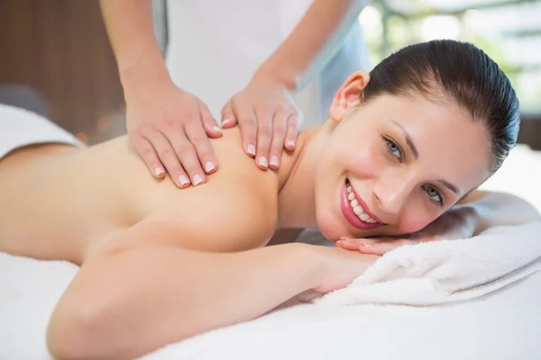 Atrakcyjne kobiety przyjmujące ramię masażu w centrum odnowy biologicznej — Zdjęcie stockowe