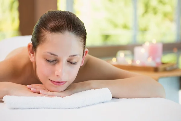 Mulher bonita deitada na mesa de massagem no centro de spa — Fotografia de Stock