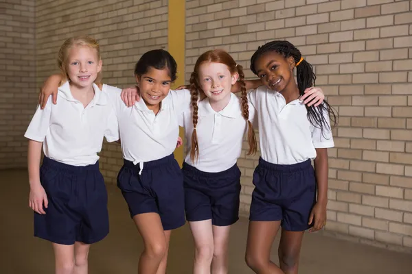 Carino alunni sorridente in PE uniforme — Foto Stock