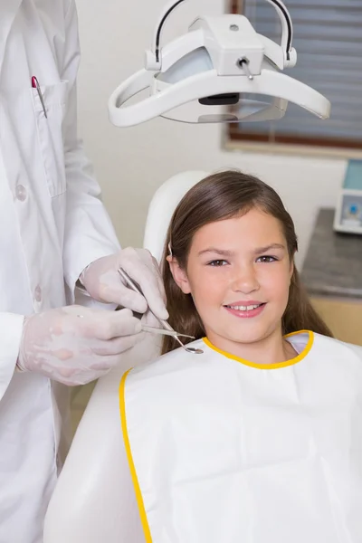 Девушка сидит в кресле стоматолога — стоковое фото