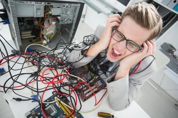 Benadrukt computer ingenieur werken aan gebroken kabels — Stockfoto