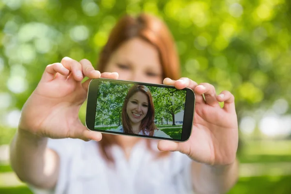 Redhead nemen een selfie in het park — Stockfoto