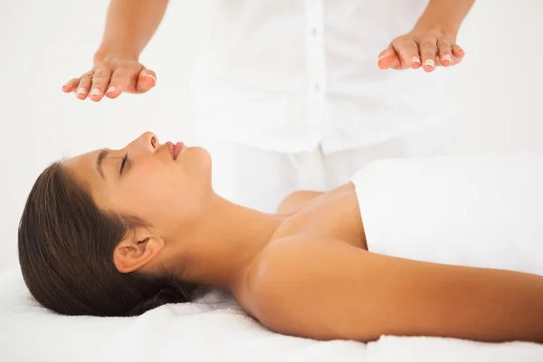 Beautiful brunette getting reiki therapy — Stock Photo, Image