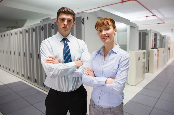 Vertrouwen gegevens technici kijken camera — Stockfoto