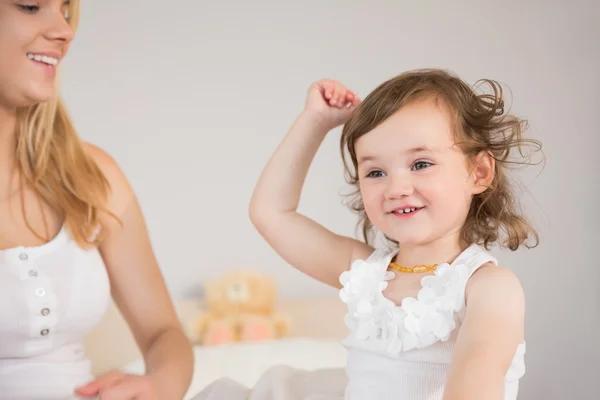 Ontspannen moeder en dochter zittend op bed — Stockfoto