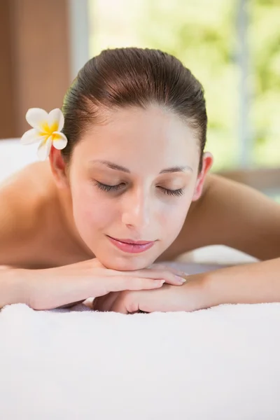 Mulher bonita deitada na mesa de massagem no centro de spa — Fotografia de Stock