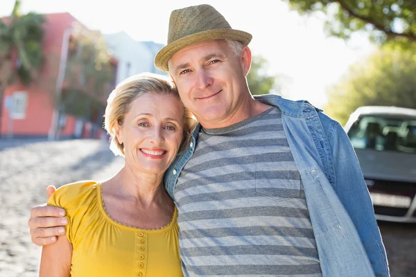 Feliz pareja madura sonriendo a la cámara en la ciudad —  Fotos de Stock