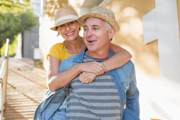 Glad äldre par att ha roligt i staden — Stockfoto