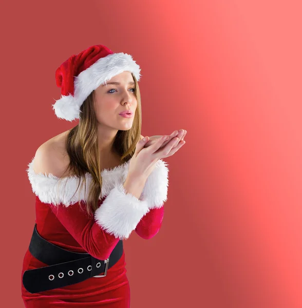 Brunett i santa outfit blåser över händerna — Stockfoto