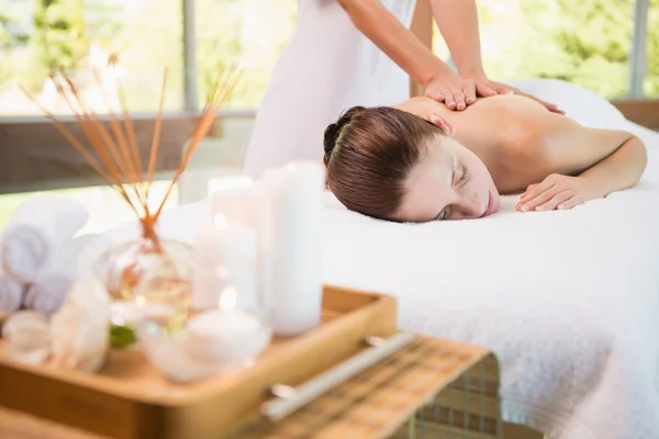 Mujer atractiva recibiendo masaje de espalda en el centro de spa —  Fotos de Stock