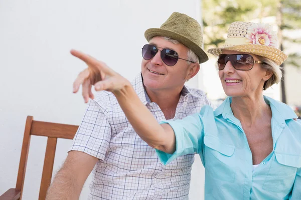 Glad äldre par som sitter på bänken i staden — Stockfoto