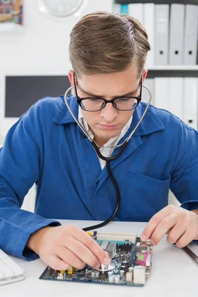 Tecnico che ascolta cpu con stetoscopio — Foto Stock