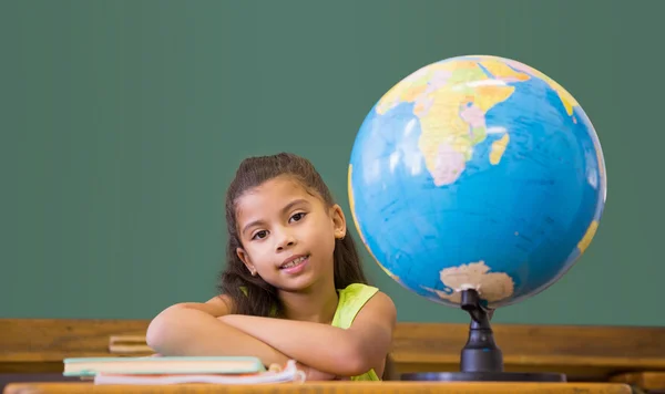 Schattig leerling glimlachend in klas — Stockfoto