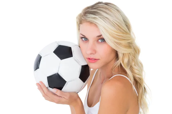 Hübscher blonder Fußballfan mit Ball — Stockfoto