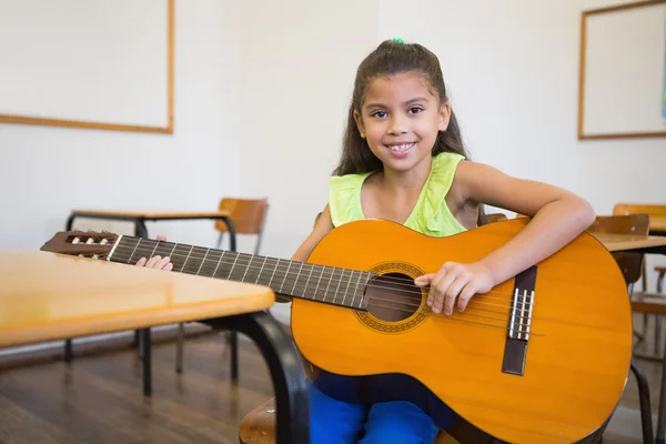 Leerling spelen gitaar in klas — Stockfoto