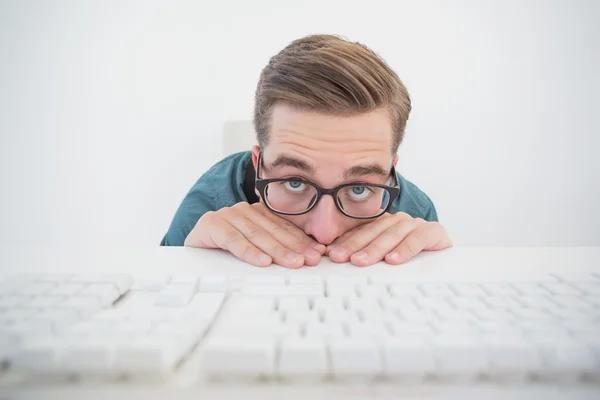 Hombre de negocios casual escondido en su escritorio — Foto de Stock