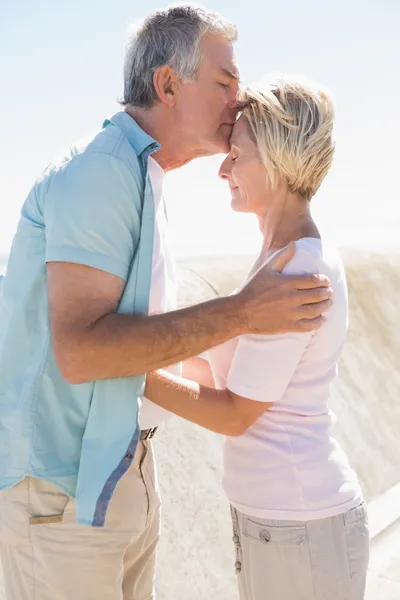 Glücklicher Senior gibt seiner Partnerin einen Kuss auf die Stirn — Stockfoto