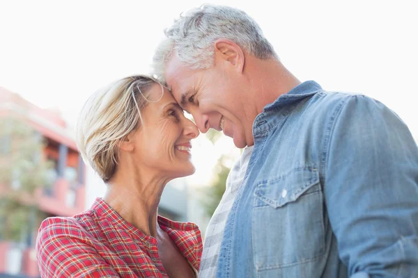 Glücklich reif pärchen umarmung im die stadt — Stockfoto