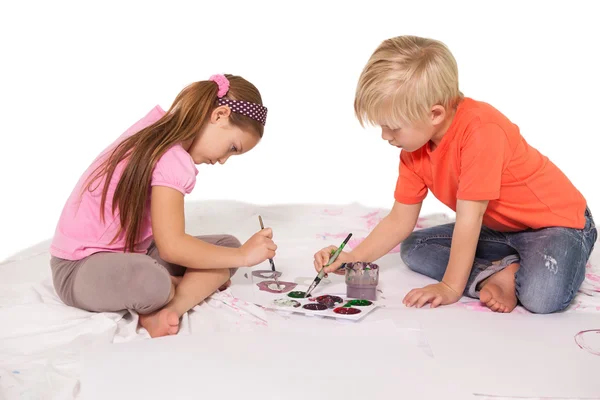 Μικρά παιδιά ζωγραφική στο πάτωμα — Φωτογραφία Αρχείου