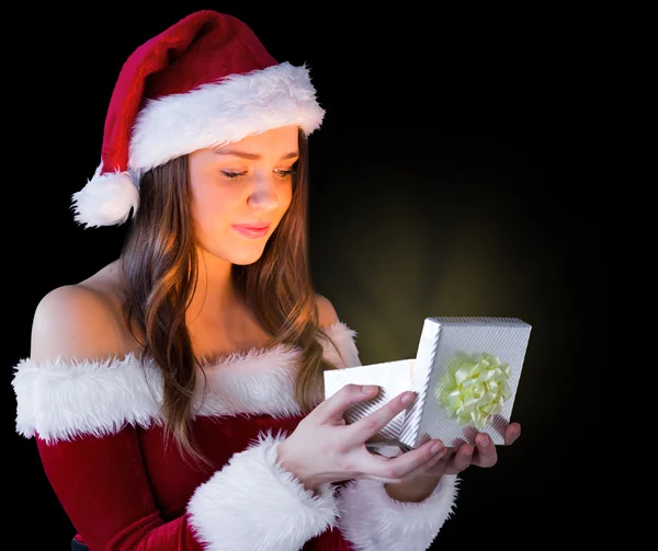 Brunett i santa outfit öppning present — Stockfoto