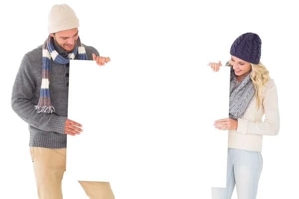 Attraktives Paar in Wintermode zeigt Plakat — Stockfoto