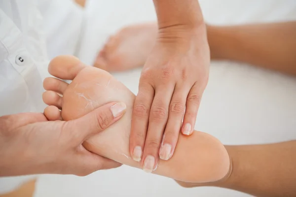 Vrouw ontvangende voetmassage — Stockfoto