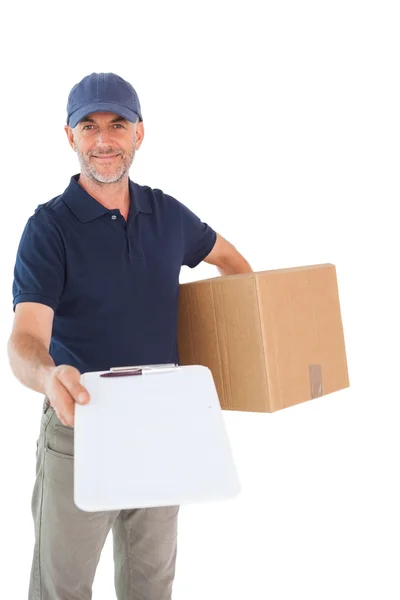 Счастливый доставщик держит картонную коробку и буфер обмена — стоковое фото