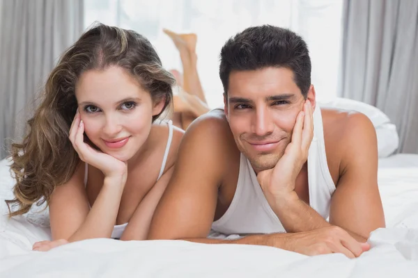 Portrét romantický pár v posteli — Stock fotografie