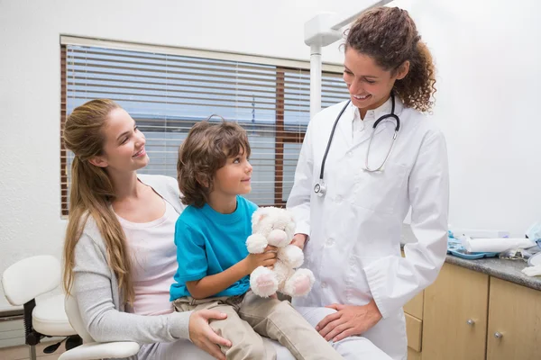 Odontólogo pediátrico sonriendo a niño —  Fotos de Stock