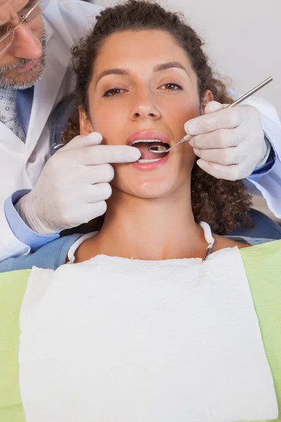 检查病人牙齿的牙医 — 图库照片