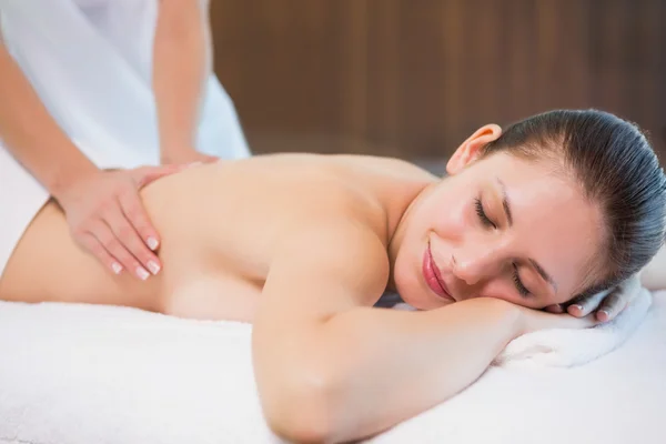 Attraktiv kvinna får ryggmassage på spacenter — Stockfoto