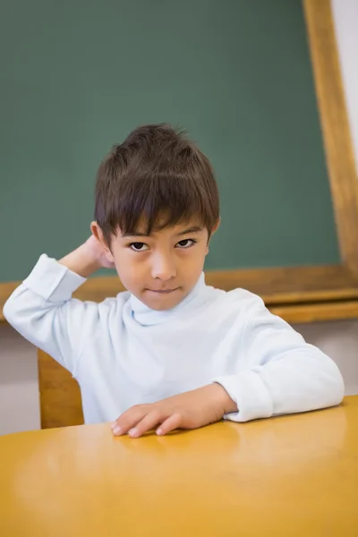 Söt elev sitter i klassrummet — Stockfoto