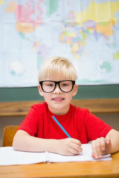 Étudiant mignon dans la salle de classe à son bureau — Photo
