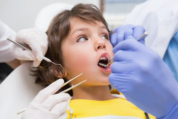 Dentista examinando los dientes chicos — Foto de Stock