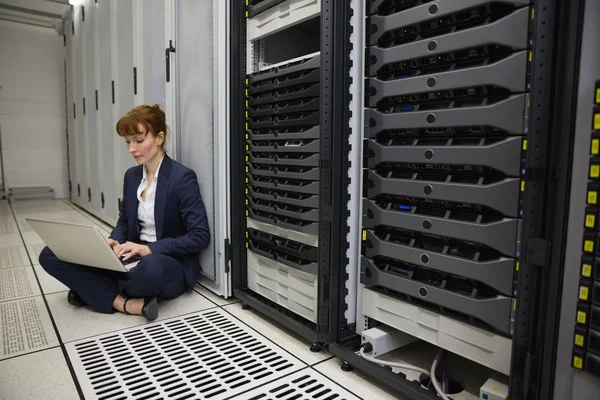 Techniker sitzt auf dem Boden — Stockfoto