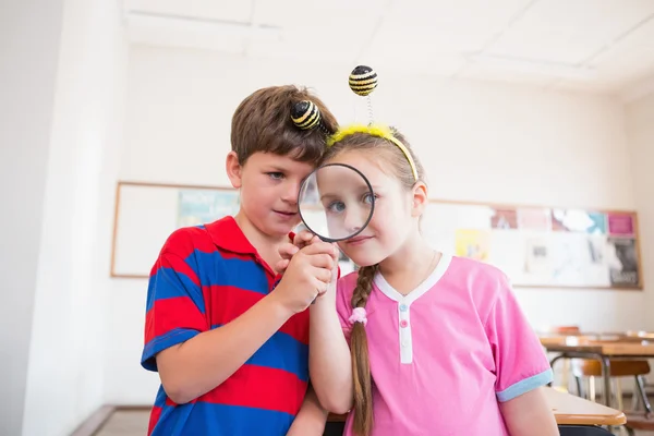 Leerlingen kijken door vergrootglas — Stockfoto