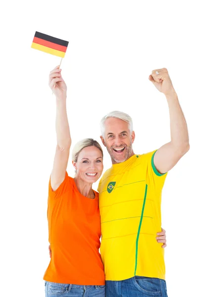 Pareja fanática del fútbol animando y sonriendo a la cámara — Foto de Stock