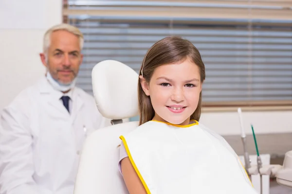 Pediatrik diş hekimi ve küçük kız — Stok fotoğraf