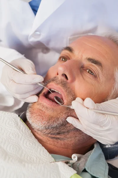 Dentista examinando um paciente dentes — Fotografia de Stock