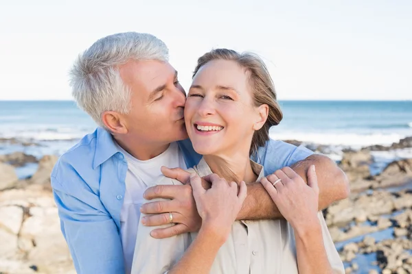 Happy casual couple by the coast — Stock Photo, Image